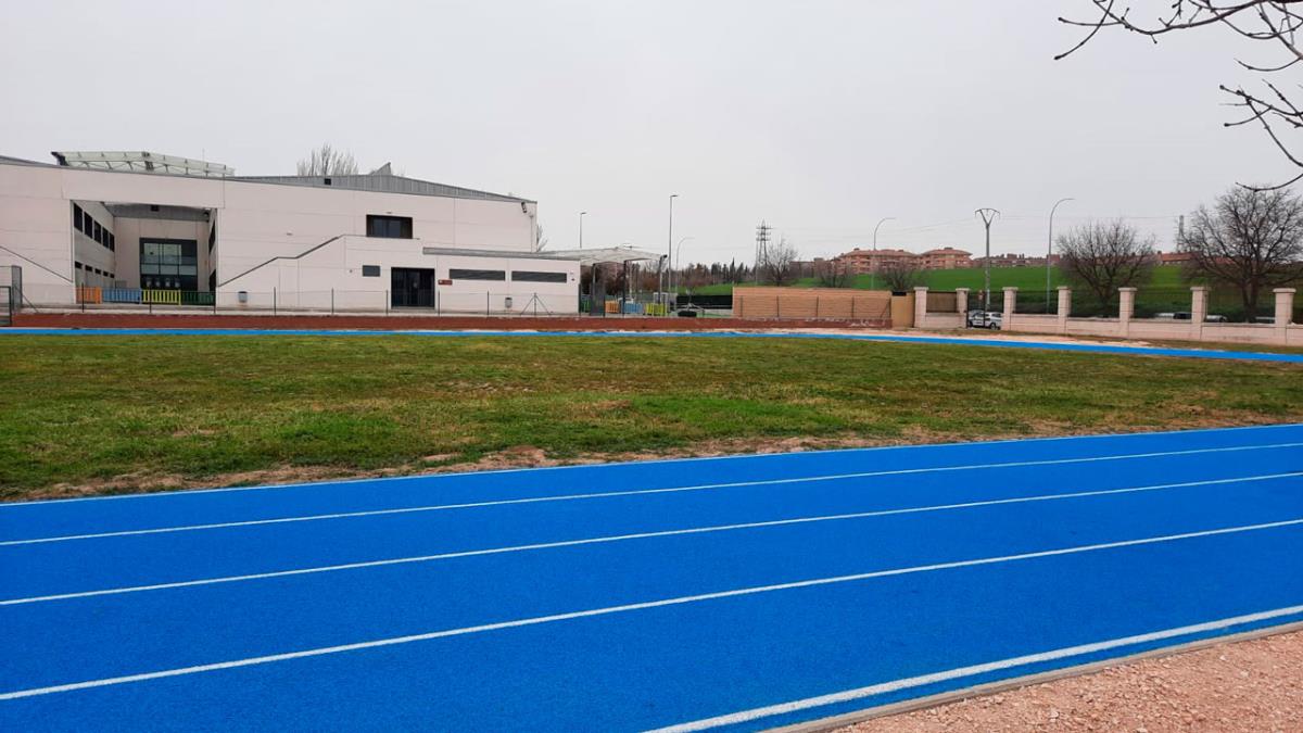 La Concejalía de Deportes organiza unas jornadas de iniciación al atletismo para adultos e infantil.