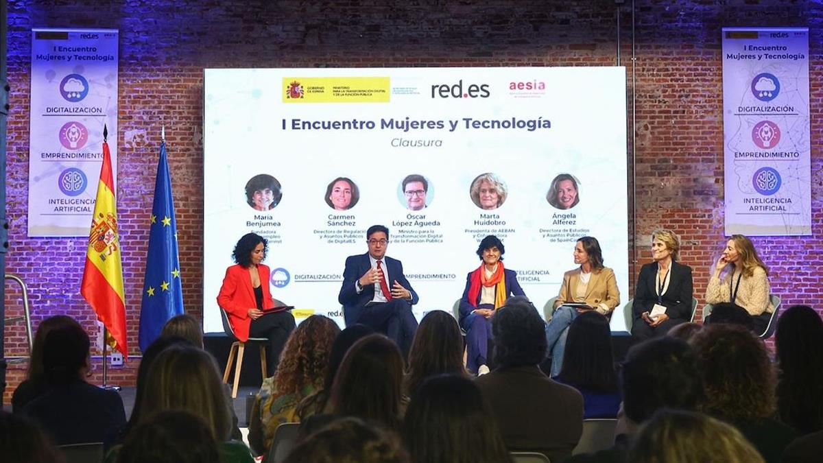 El ministro Óscar López anuncia un nuevo convenio con la Empresa Nacional de Innovación (ENISA) en el I Encuentro Mujeres y Tecnología