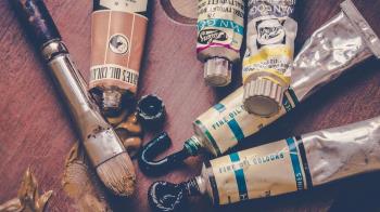 La muestra reúne cuarenta y cuatro obras de diecinueve trabajadores