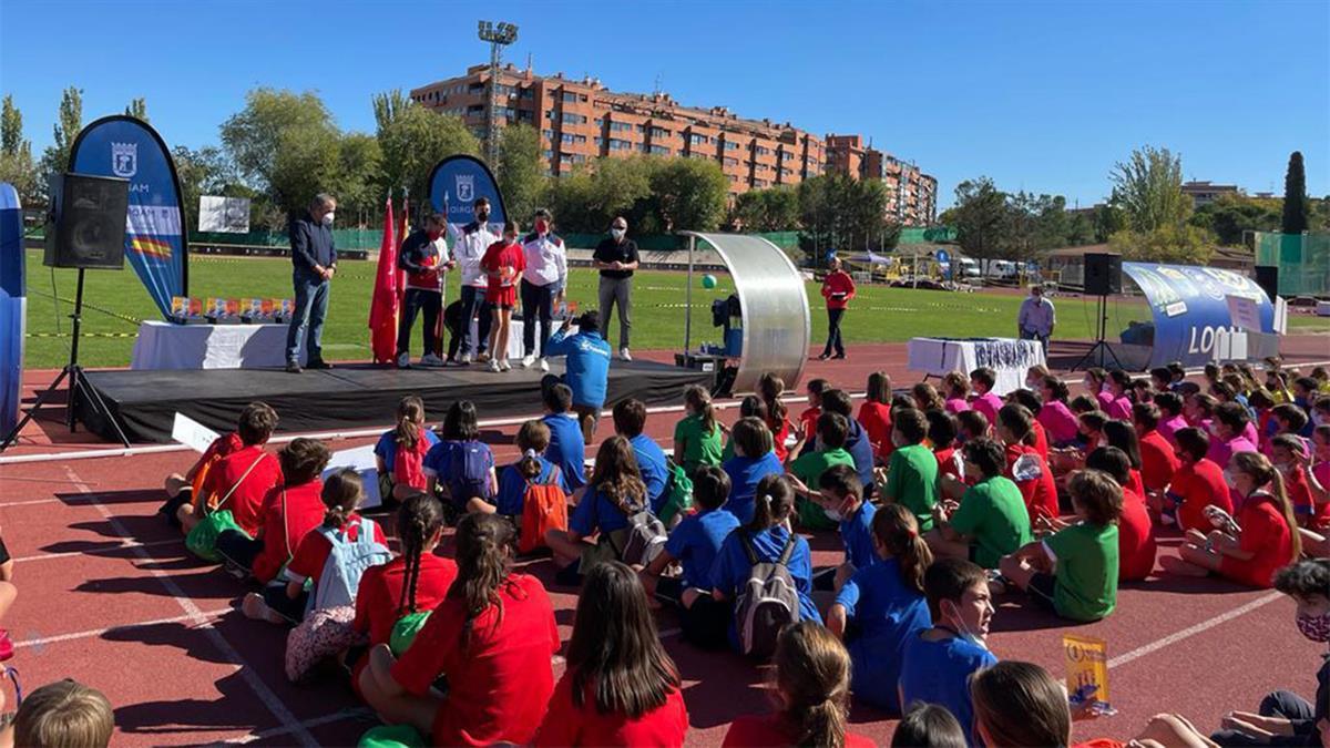 Cerca de 500 escolares de ocho centros educativos del distrito han participado en el evento, que busca fomentar el ejercicio físico y la convivencia entre colegios