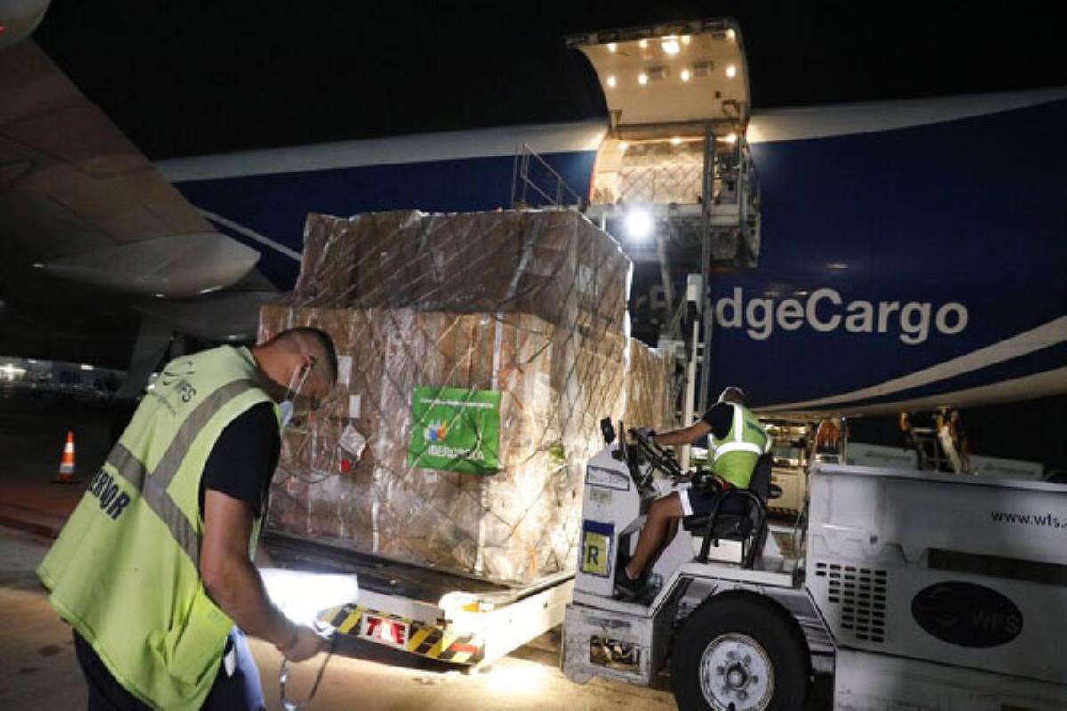 Voluntarios de la energética han ayudado en la gestión del cargamento 