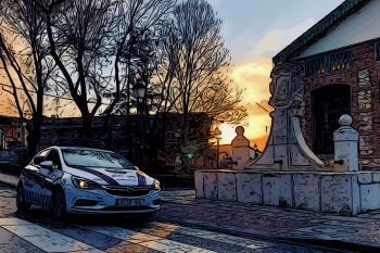 El sujeto ha fracturado los espejos retrovisores y la luna delantera