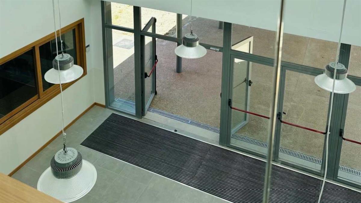 Está ubicado en el barrio de parque Europa 