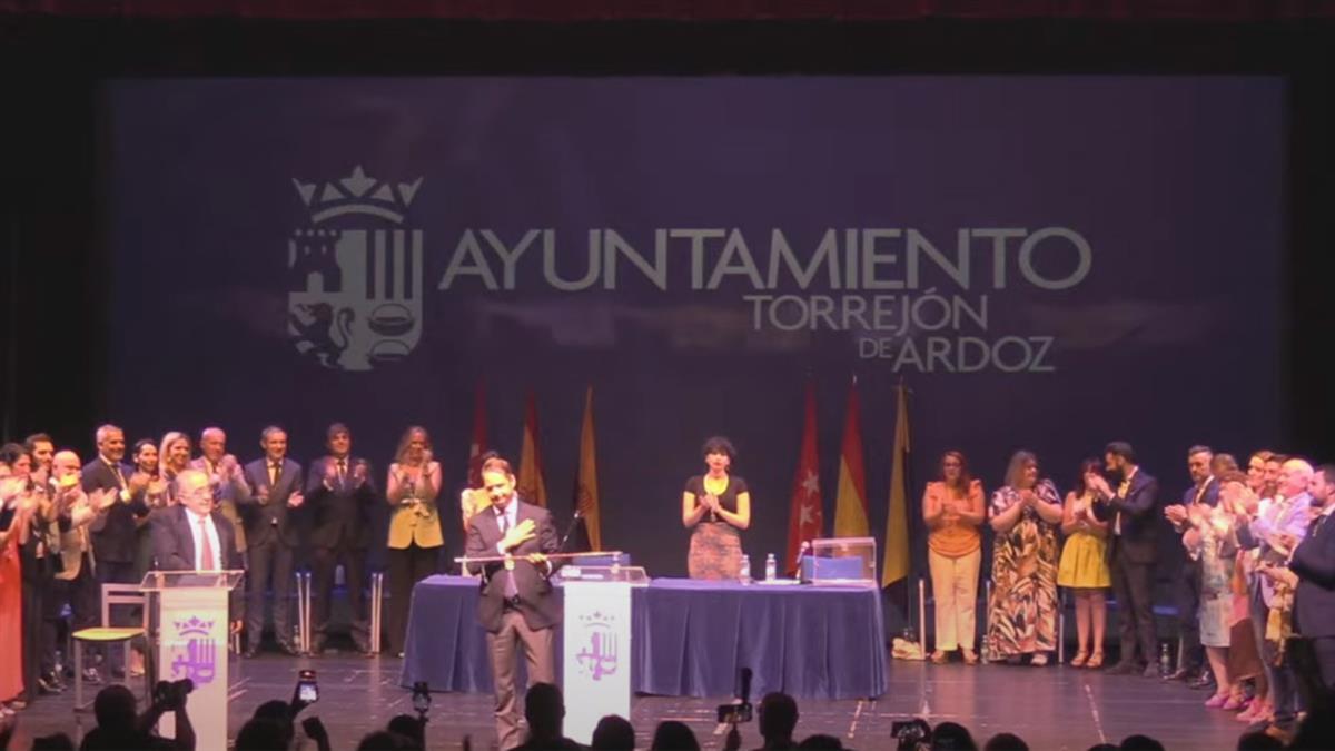 El líder popular ha recibido el bastón de mando entre aplausos y vítores