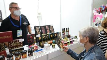 La plaza de España se convierte en un escaparate perfecto para los negocios locales 