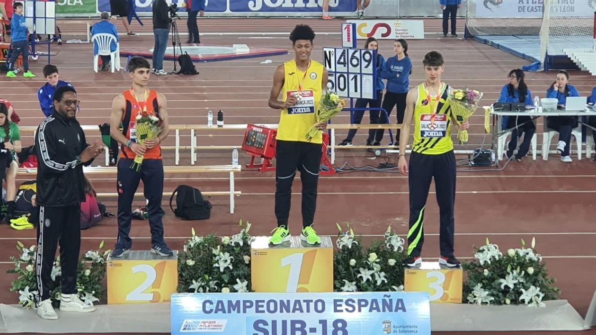 A sus 15 años, compite en categoría Sub18 y con un salto de 1,97 centímetros batió su mejor marca personal