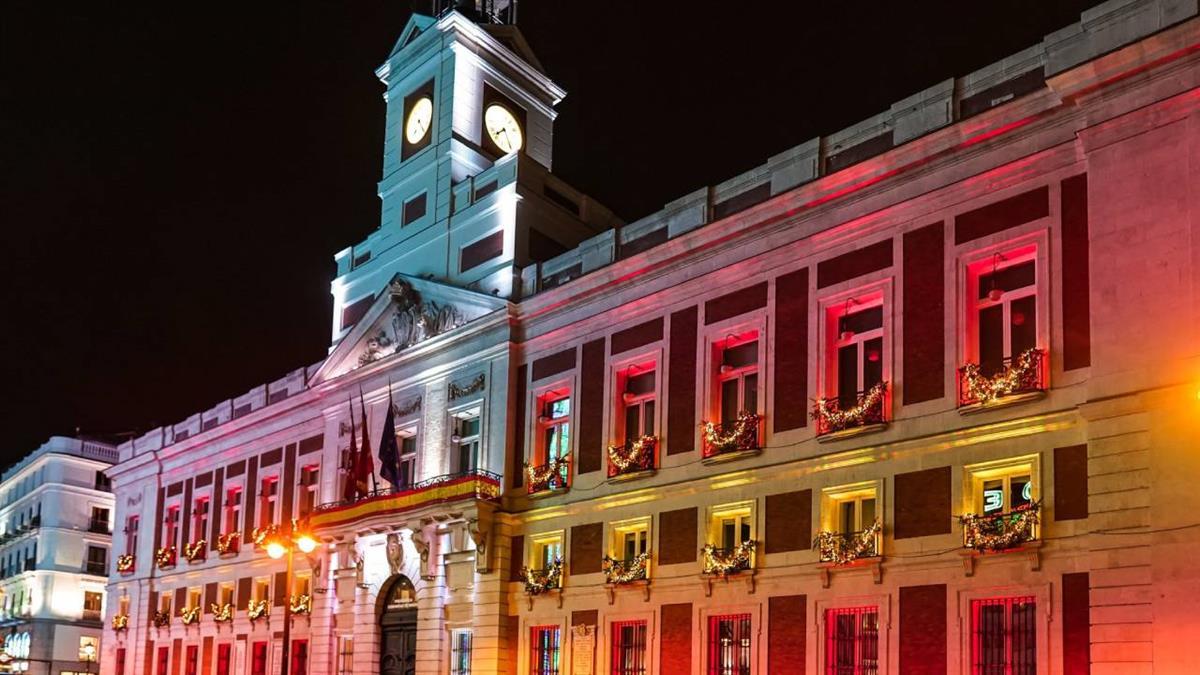 La Comunidad ha conmemorado el Día de la Constitución iluminando el edificio de la Puerta del Sol