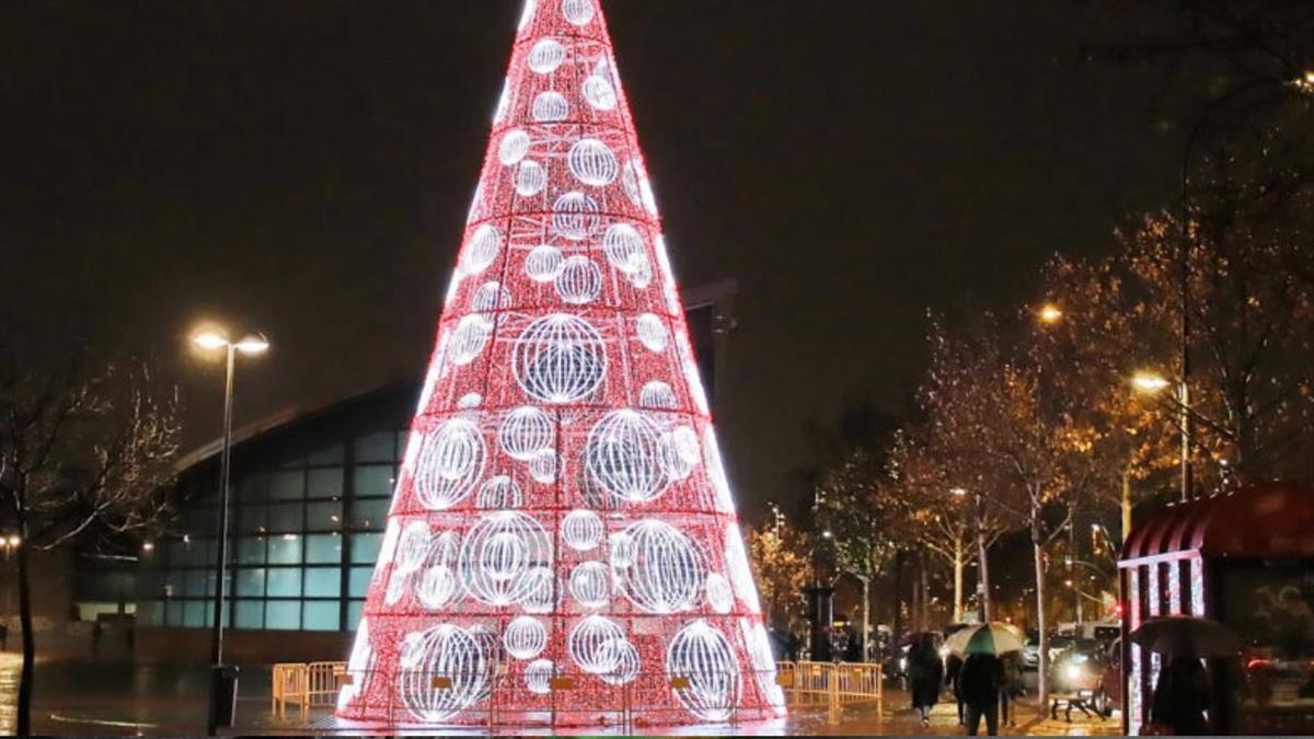 Destacan las veinticuatro figuras gigantes instaladas en los diferentes barrios