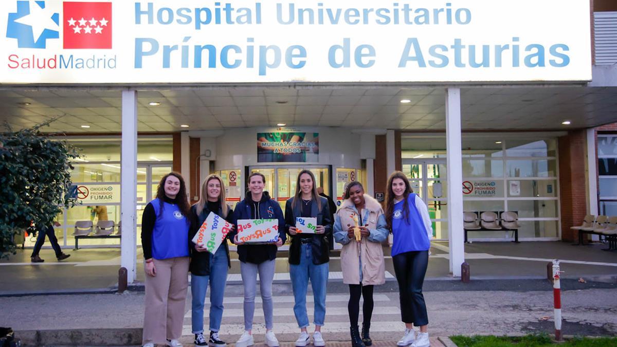 Entregaron juguetes y merchandising del club a los menores ingresados