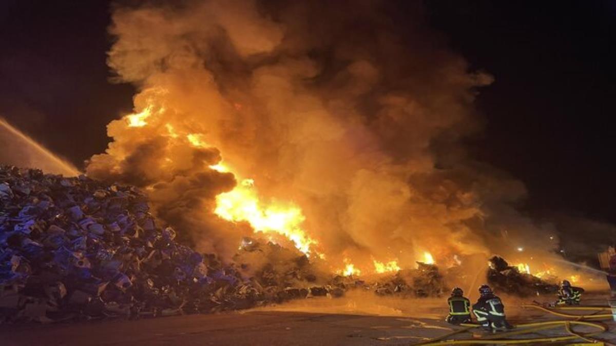 El incendio continúa siendo sofocado por los bomberos
