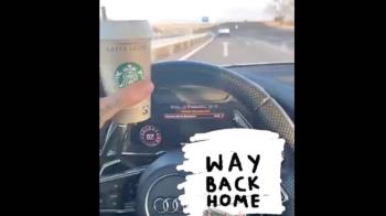 Subió un video a Instagram conduciendo a más de 160 km/hora y con un café en la mano