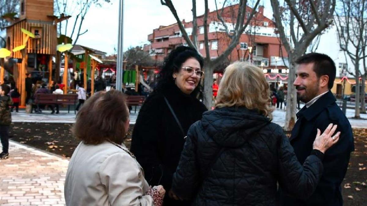 El espacio dispone de una gran zona central de juegos infantiles de madera de Robinia