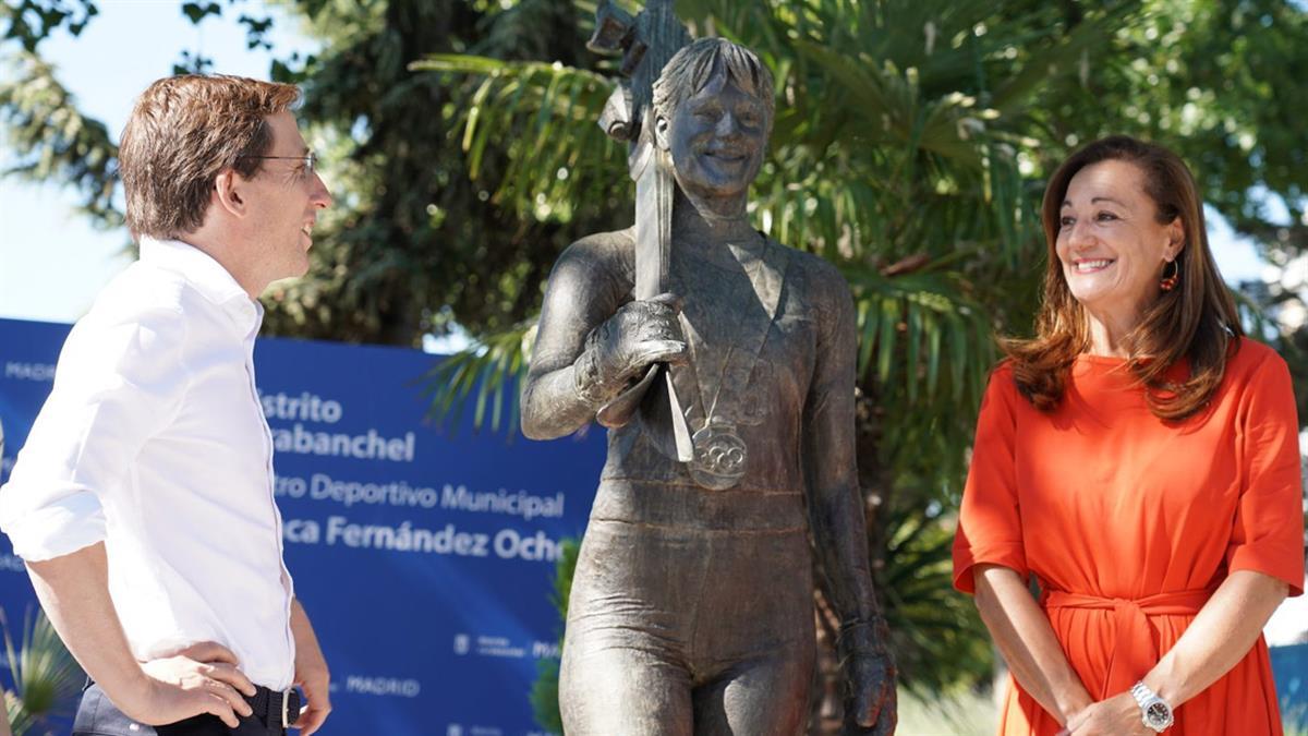 Se ha inaugurado una estatua en su memoria ubicada en el mismo CDM con su nombre 