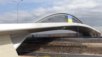 Con una inversión de 21 millones de euros, la nueva infraestructura conecta Valdebebas con la Terminal 4 del aeropuerto de Barajas sobre la carretera M-12
