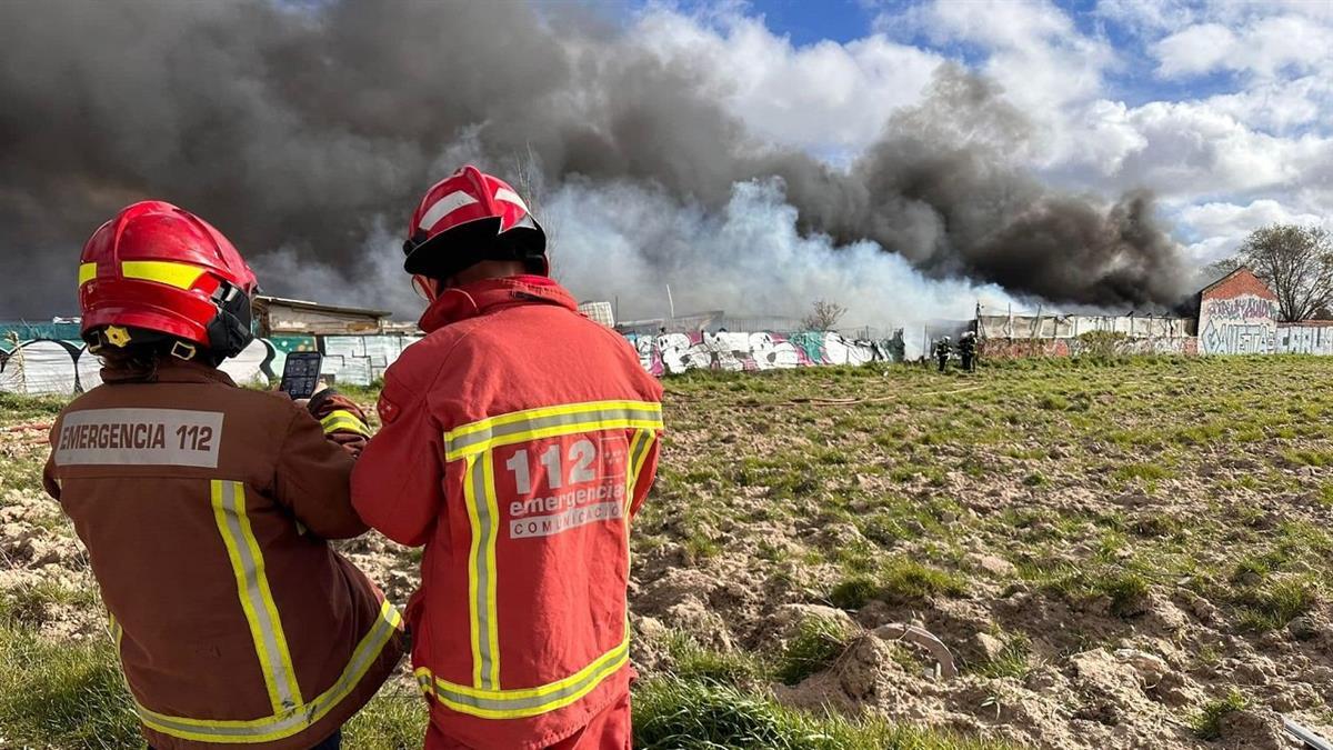 El suceso ha ocurrido junto a la M-406 y hasta el lugar se han desplazado 10 dotaciones de bomberos que están tratando de sofocar las llamas