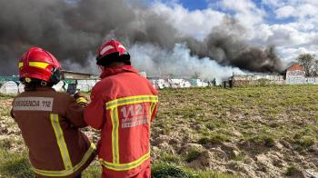El suceso ha ocurrido junto a la M-406 y hasta el lugar se han desplazado 10 dotaciones de bomberos que están tratando de sofocar las llamas