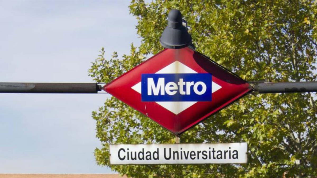 El fuego se ha originado sobre las 16.30 horas en una zona de pasto bajo cercana al Colegio Mayor Aquina
