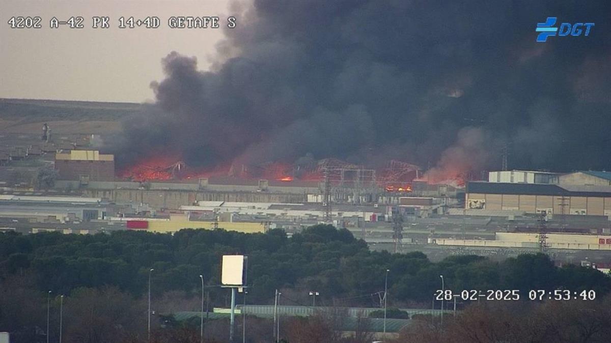 Los bomberos de Fuenlabrada y la Comunidad de Madrid trabajan desde hace horas para sofocar las llamas 