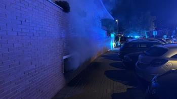 Arden dos vehículos en un garaje comunitario de una urbanización