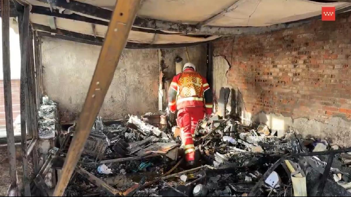 El suceso ha dejado una vivienda muy afectada y un vecino trasladado por inhalación de humo