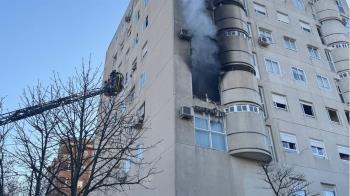 El incendio, declarado en la tercera planta de un edificio de ocho alturas, ha causado 13 heridos leves