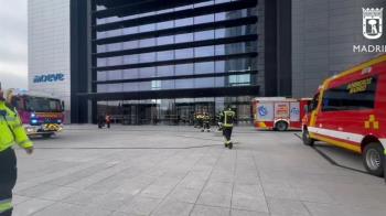 Los bomberos desalojan uno de los inmuebles