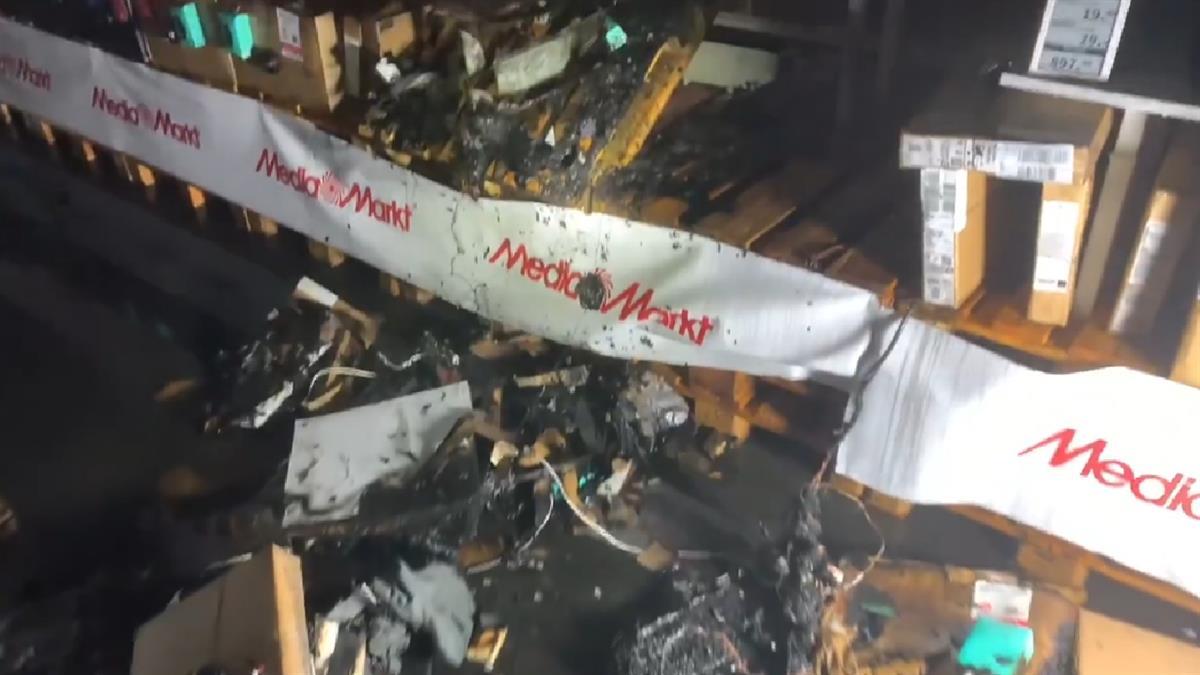 El fuego se habría originado presuntamente por una regleta eléctrica