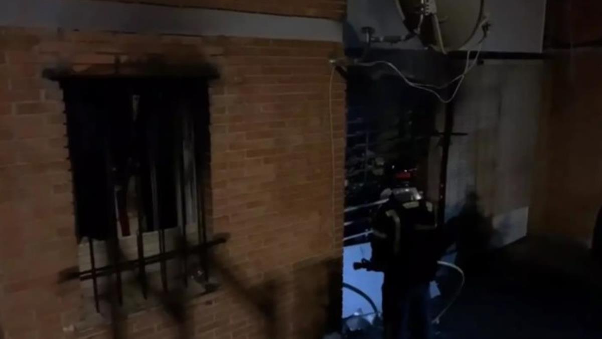 El fuego comenzó alrededor de las 04:00 horas de la madrugada en el interior de una vivienda de la calle Belzunegui 18 