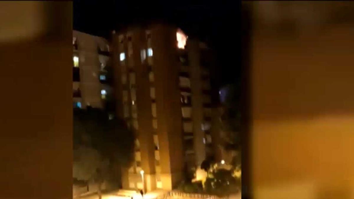 El fuego se originó en el último piso de un edificio, en la Avenida de los Andes