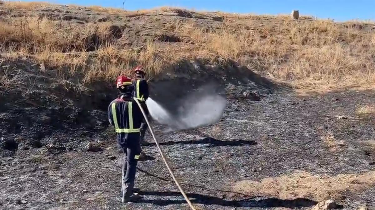 Los bomberos logran sofocar el fuego originado entre los pastos