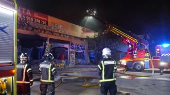 Cuerpos de la Comunidad de Madrid y de Fuenlabrada redujeron anoche las llamas de la nave