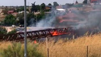 El viento ha propagado las llamas provocando la quema de maleza e, incluso, vehículos