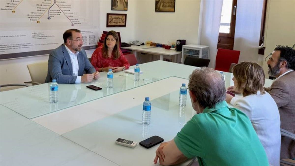 Ha mantenido una reunión con el director general de Relaciones Institucionales de Renfe y la directora de Cercanías Madrid
