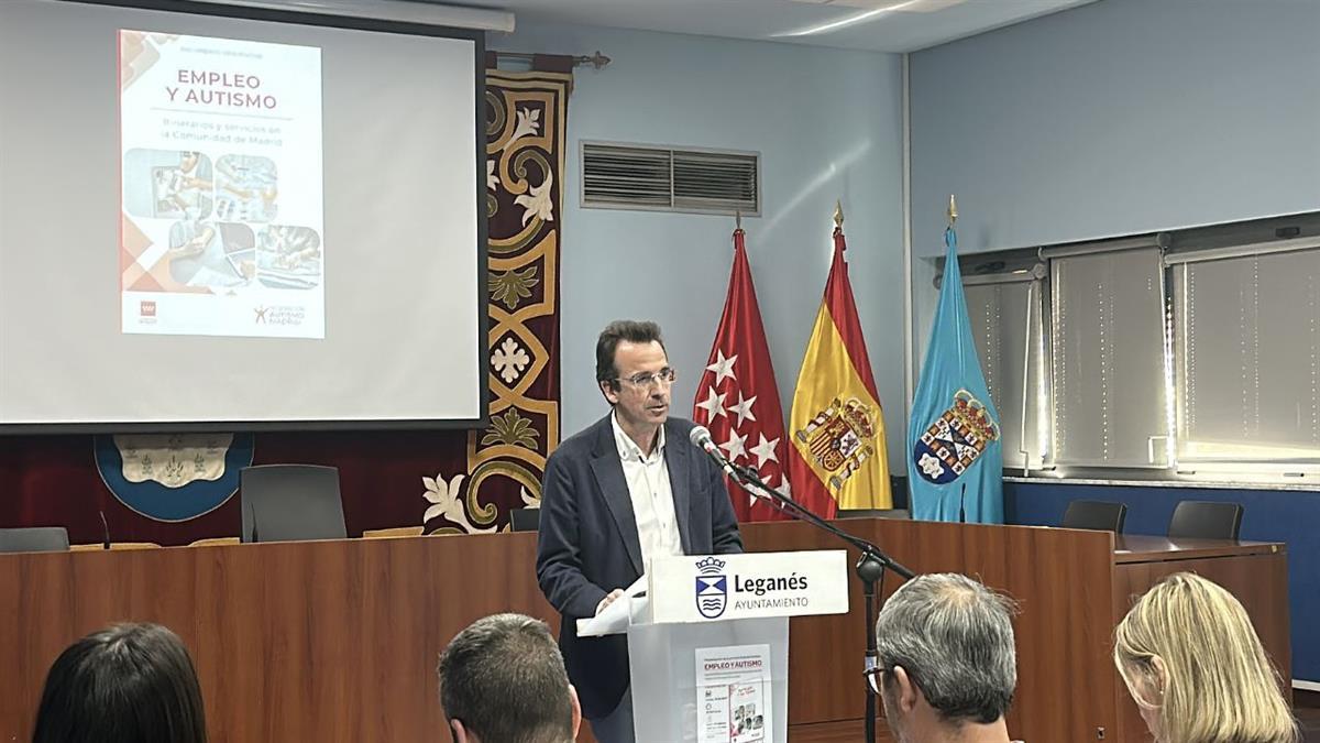 El Ayuntamiento acoge la presentación de una guía que facilita el acceso laboral de personas con TEA y ofrece recursos a familias y profesionales