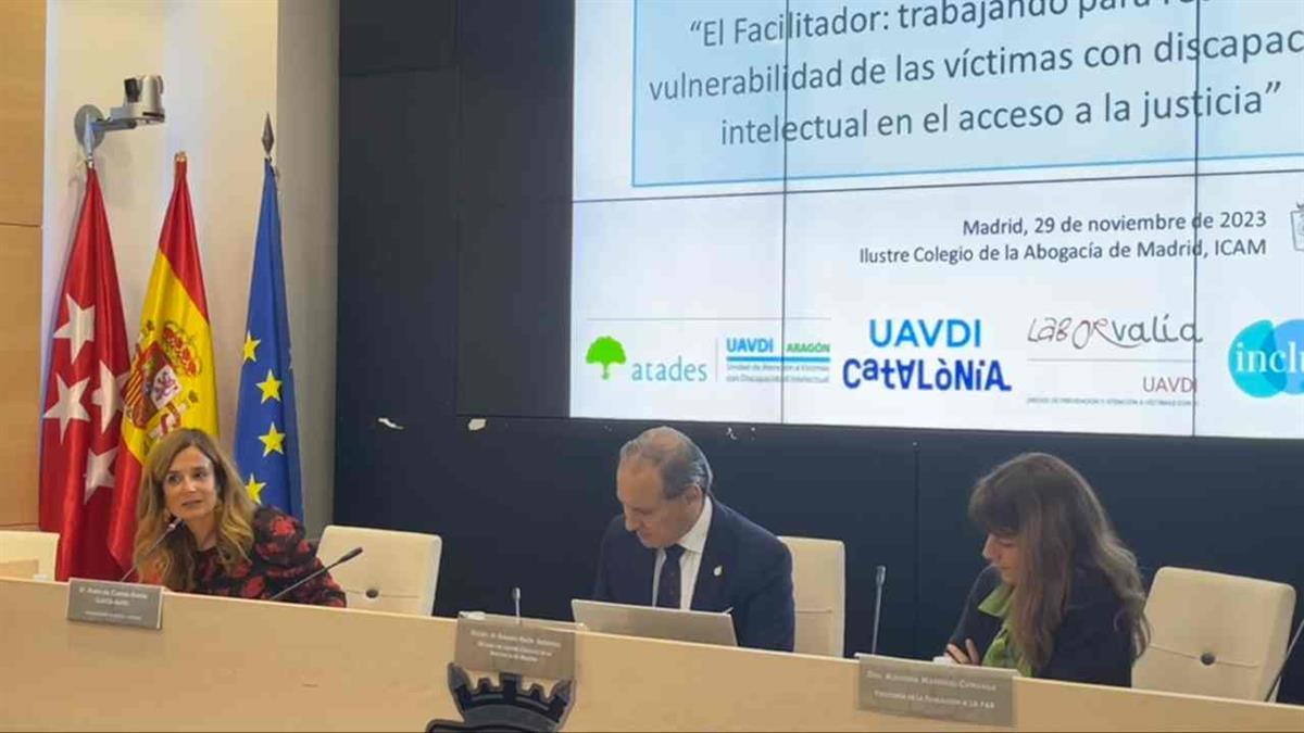 La Comunidad de Madrid facilita la relación de estos ciudadanos con la Administración