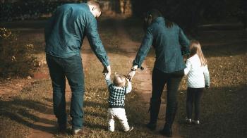 Más de 13.000 de esas familias son monoparentales y en más de dos tercios de los hogares viven menores 