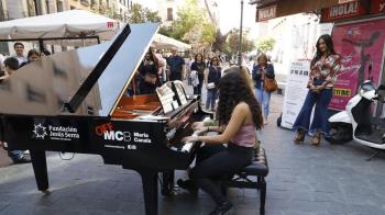 La vicealcaldesa ha visitado algunos de los enclaves de la iniciativa que ha repartido diez pianos en la vía pública por el Barrio de Las Letras