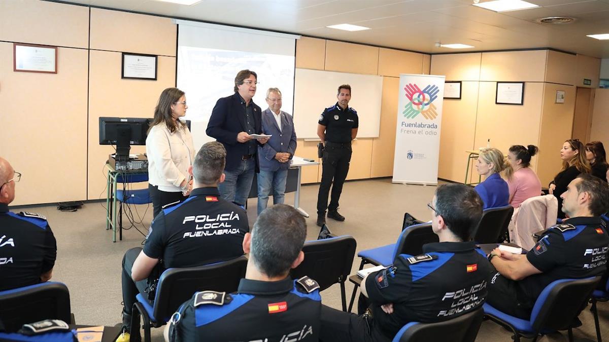 A través de una guía de uso policial que aprenden a utilizar en una jornada de formación