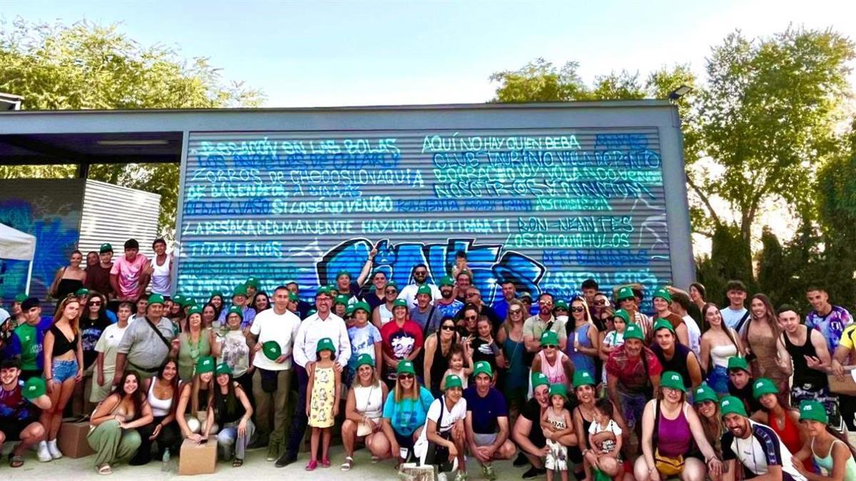 El alcalde y el concejal responsable de Festejos han entregado a los peñistas el kit representativo para participar en las pruebas