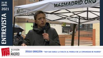 Televisión de Madrid entrevista al diputado durante un acto de campaña de Más Madrid en Fuenlabrada