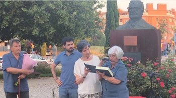La hija del expresidente chileno Salvador Allende recorrió la avenida que lleva el nombre de su progenitor, acompañada de los responsables del PSOE local