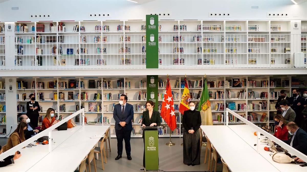 La instalación cuenta con 281 puestos de estudio y lectura