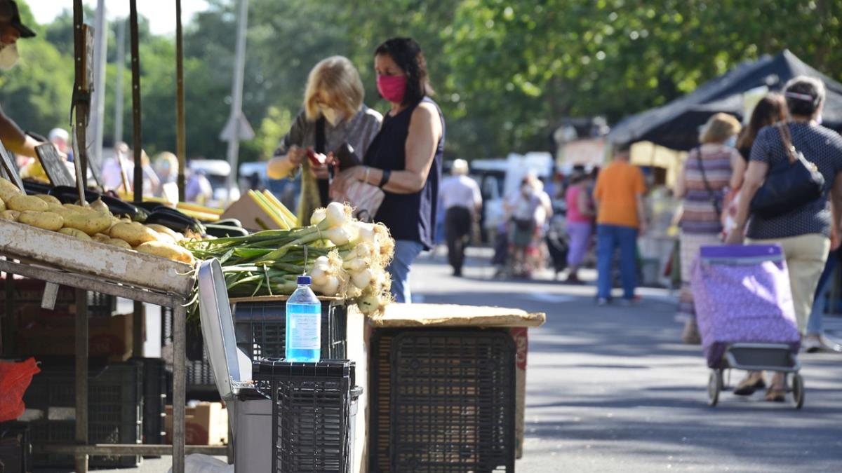 
IU propone que los mercadillos instalen la totalidad de los puestos con limitaciones de aforo y respetando las medidas de seguridad
