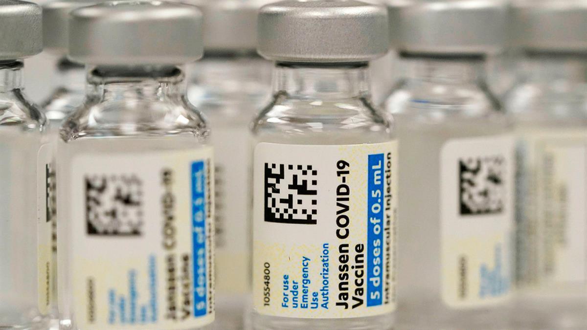 Sanidad y las comunidades aprueban que se refuerce la vacunación con una dosis de Pfizer o Moderna 