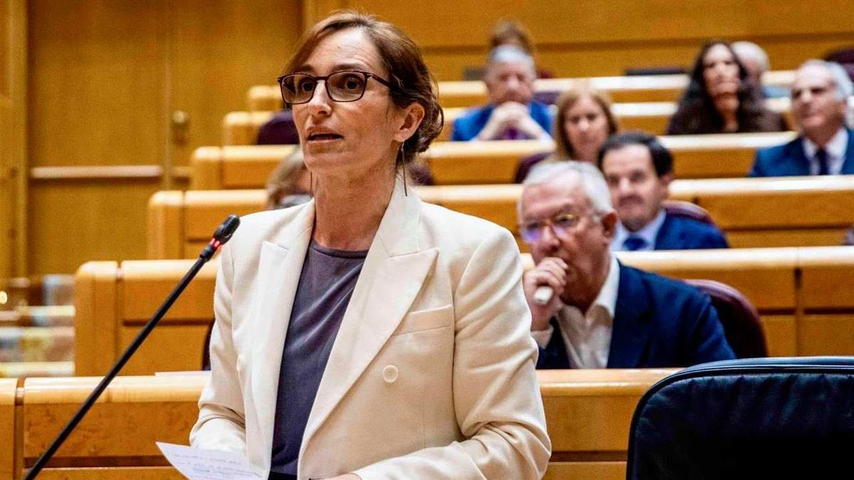 Mónica García, un cigarrillo y un senador que niega haber fumado en la Cámara Alta