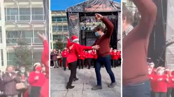 El alcalde se dejaba ver, este fin de semana, participando con las vecinas más flamencas en la Plaza de la Constitución