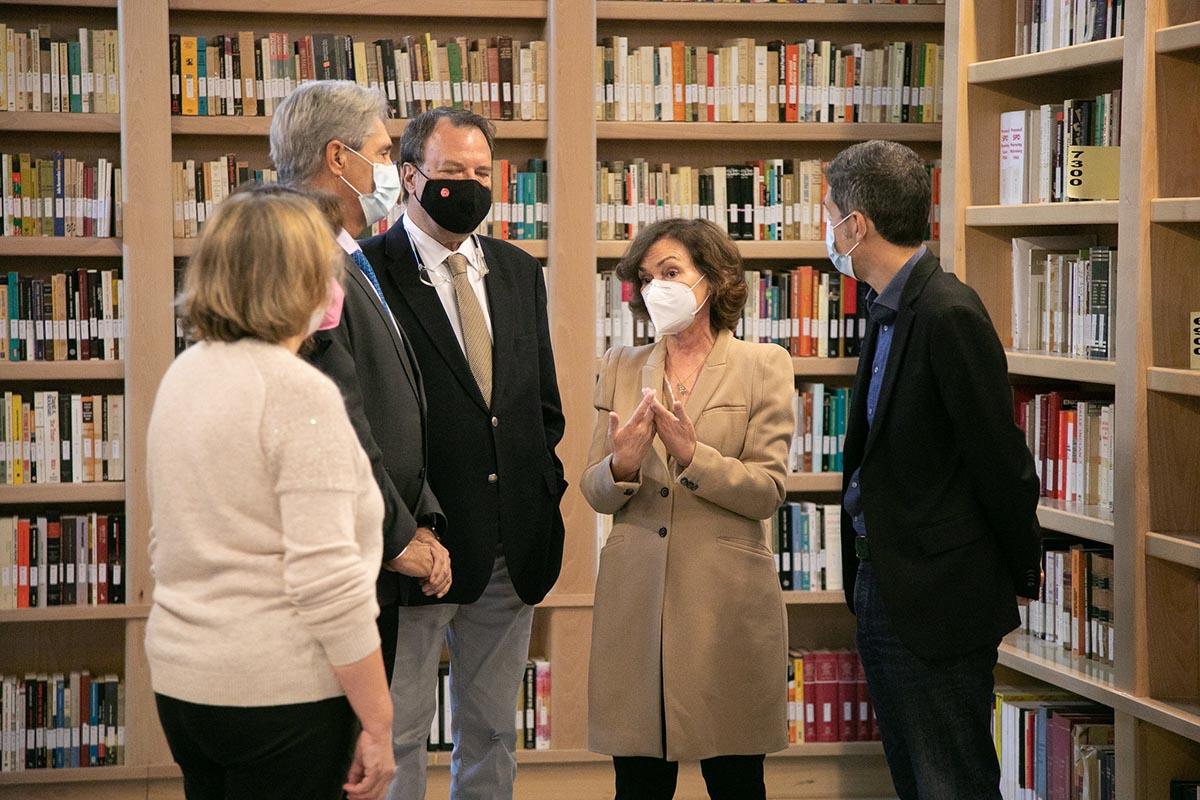 El secretario general de los socialistas complutenses agradeció a la vicepresidenta primera y ministra de Memoria Democrática, Carmen Calvo, su visita a Alcalá de Henares para reivindicar la memoria y la democracia