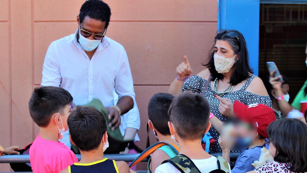 El exatleta cubano ha sido recibido por Virginia Robles, la concejala de Deportes del municipio

