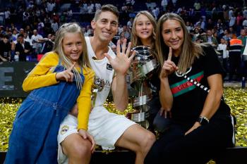 El estadounidense seguirá vistiendo la camiseta blanca un año más