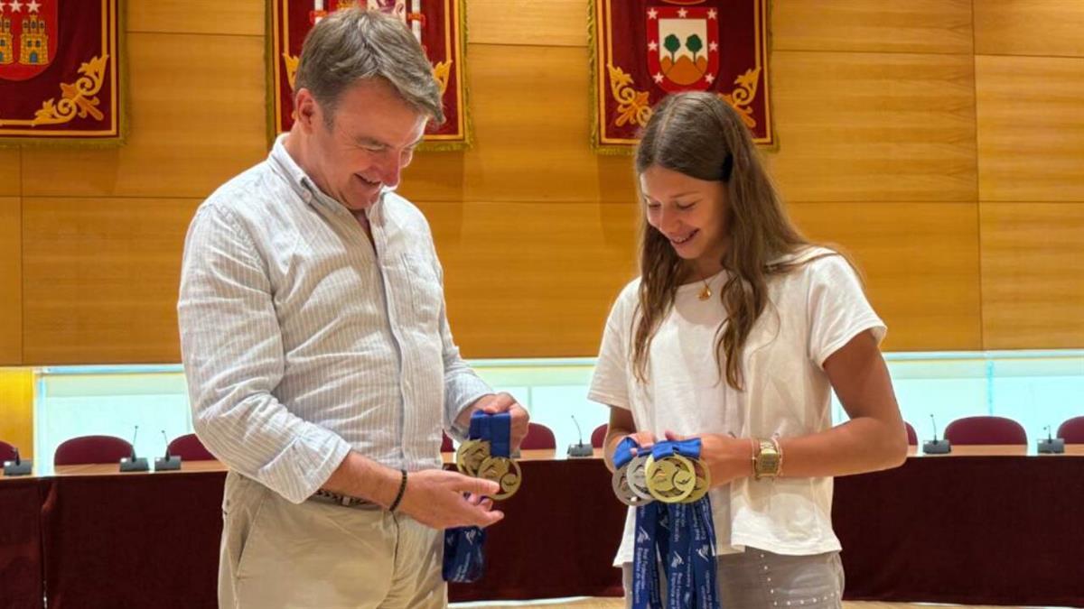 El alcalde, Jesús Moreno, cree que la joven nadadora "representa el talento y el esfuerzo del deporte base"